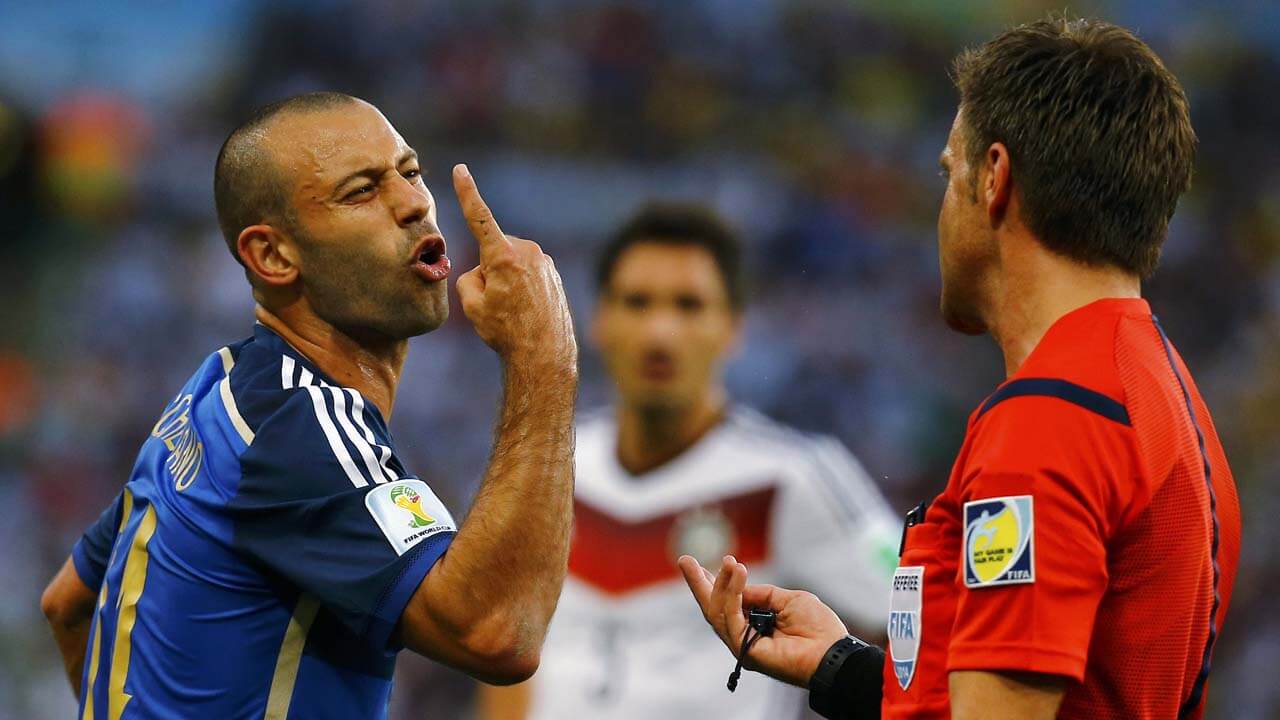 Argentina's Javier Mascherano (L) reacts near referee Nicola Rizzoli of Italy, following a collision between his teammate Gonzalo Higuain and Germany's goalkeeper Manuel Neuer (both unseen), during their 2014 World Cup final at the Maracana stadium in Rio de Janeiro July 13, 2014. REUTERS/Kai Pfaffenbach (BRAZIL - Tags: SOCCER SPORT WORLD CUP)