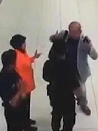Kim Jong-nam explica al personal del aeropuerto y a la policía lo que sucedió