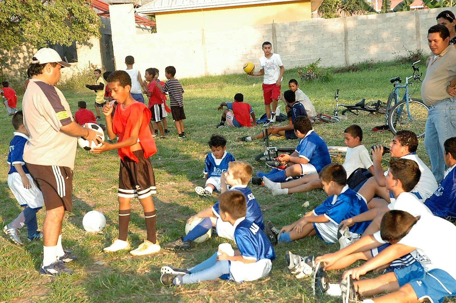 Luego de verse obligado a retirarse del fútbol, Maradona fundó una escuela en la que enseña a los niños progreseños el deporte que tanto ama. 