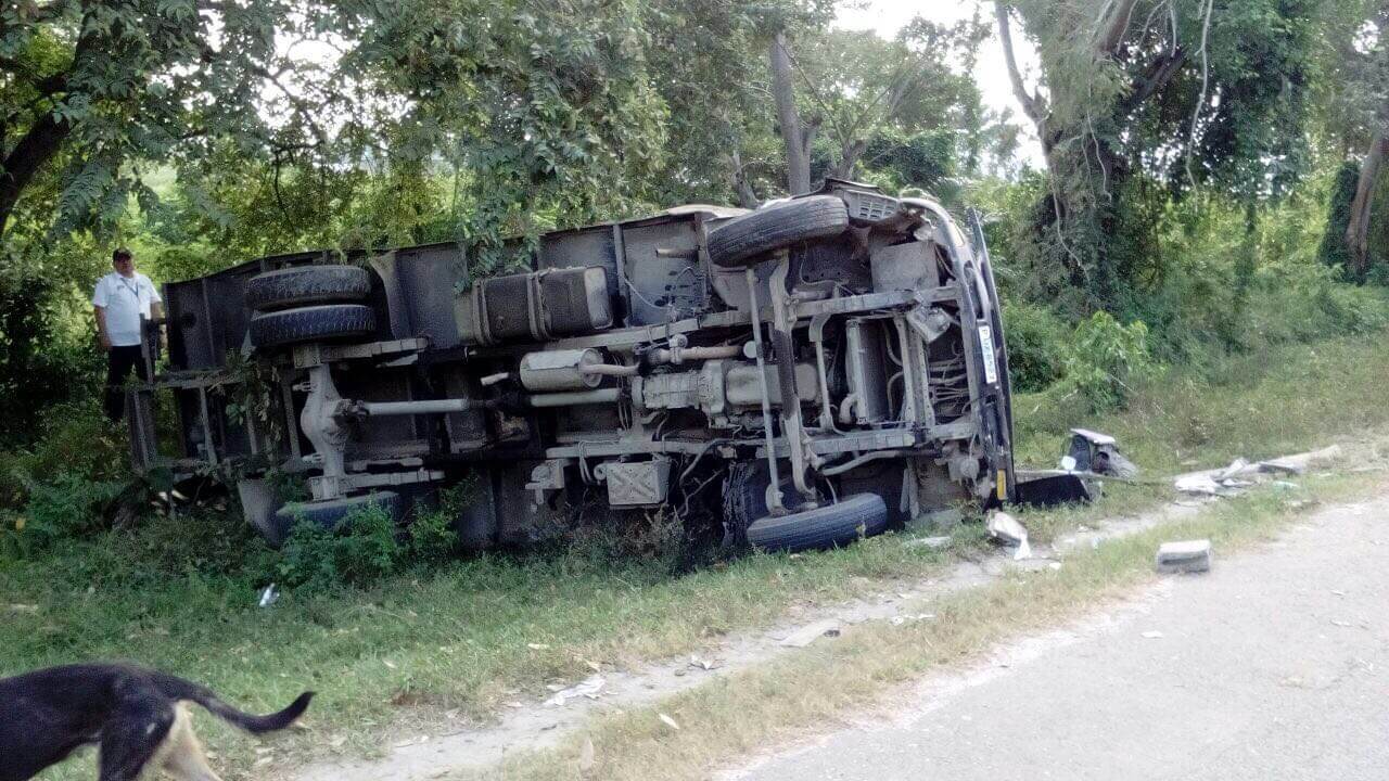 El camión dio varias vueltas, sin embargo, los accidentados sobrevivieron.