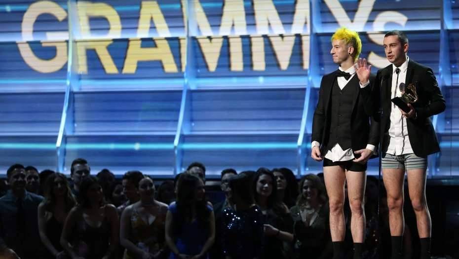 Twenty One Pilots se quitaronlos pantalones cuando ganaron el Grammy a Mejor actuación pop en dúo o grupo por Stressed Out.