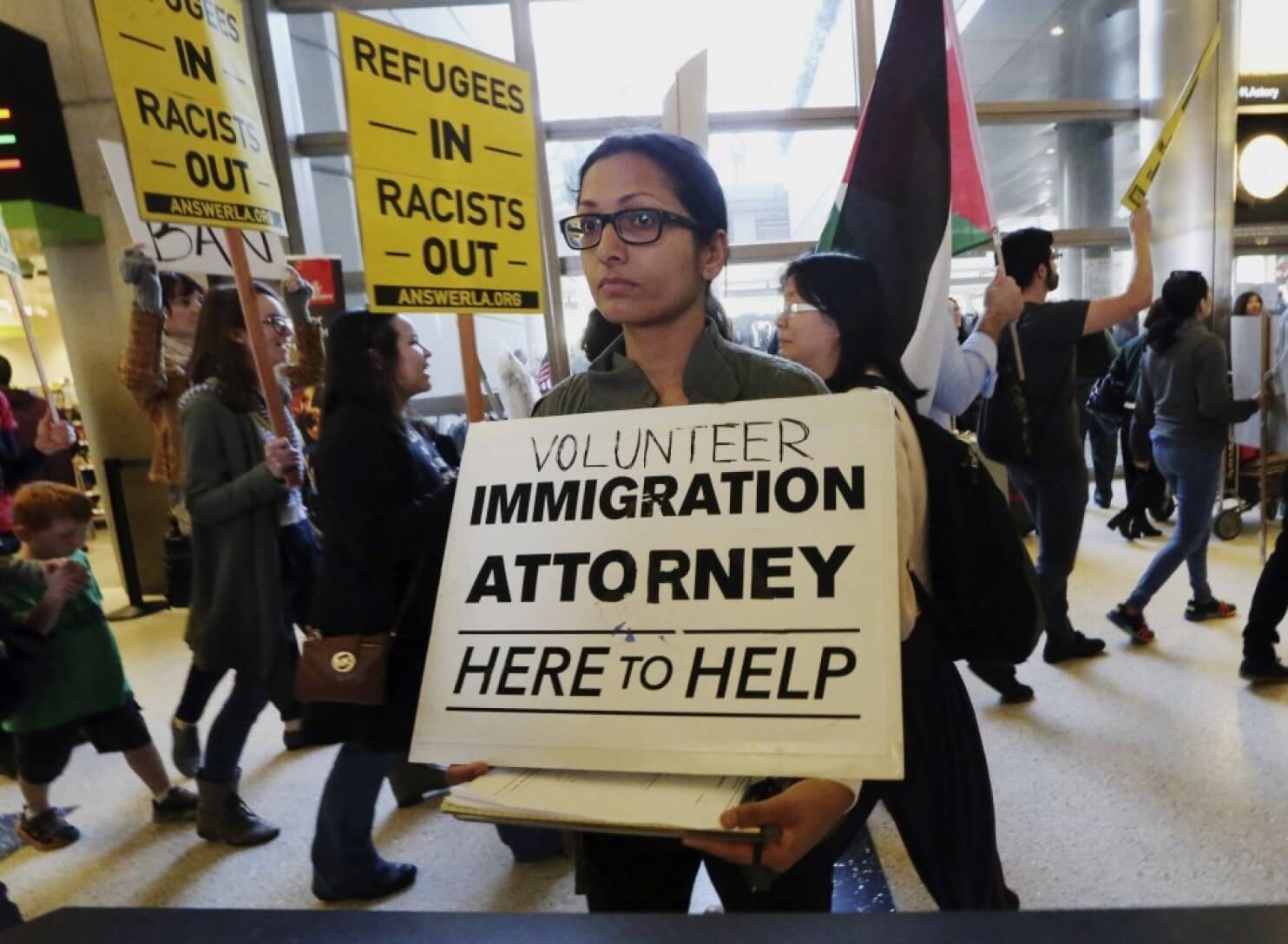 Una mujer ofrece servicios legales como voluntaria en el Aeropuerto Internacional de Los Ángeles el sábado. (Reed Saxon / AP)
