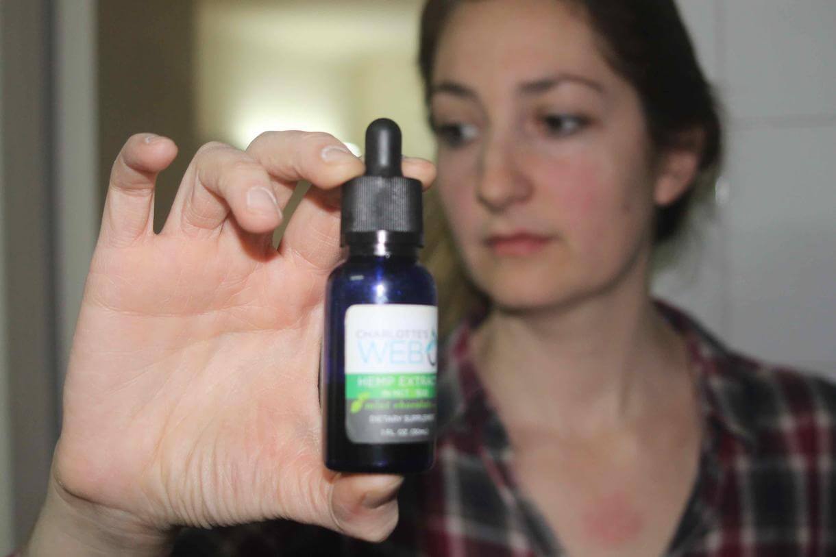 Rocío muestra un frasco con aceite de cannabis. 