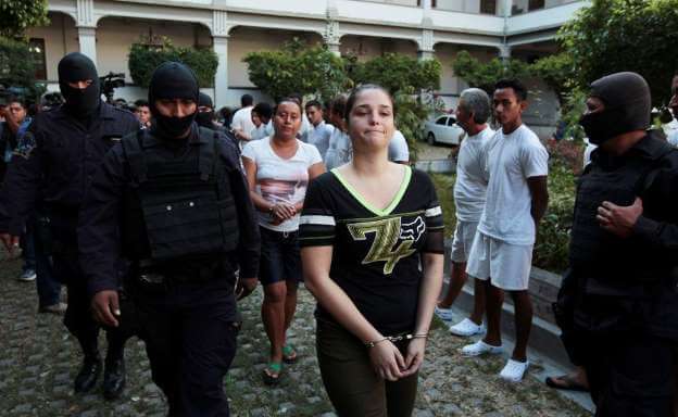 Pamela Posada al momento de ser capturada por parte de las fuerzas de seguridad salvadoreñas. 