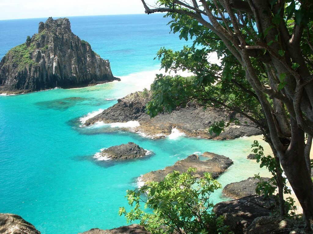 Esta playa se ubica en el estado de Pernambuco, a 320 kilómetros de la costa de Brasil y es considerada no sólo la número uno en América, sino a nivel mundial.