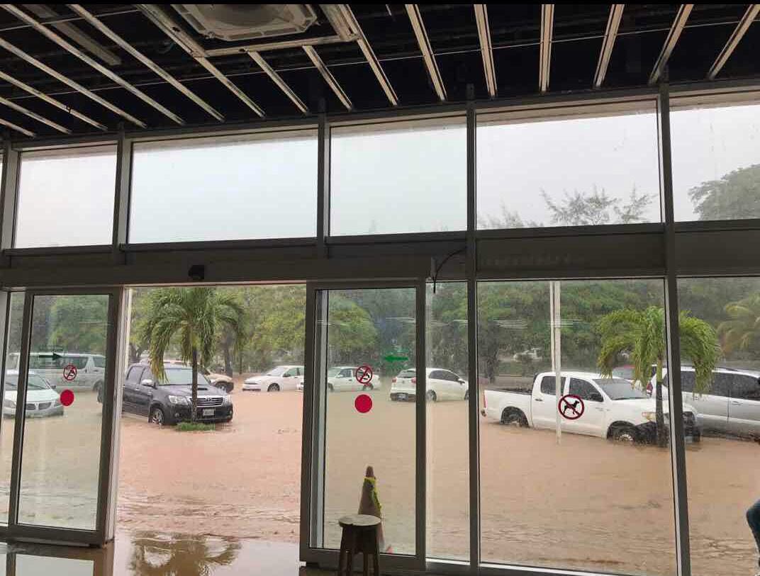 El aeropuerto de Roatán se encuentra inundado