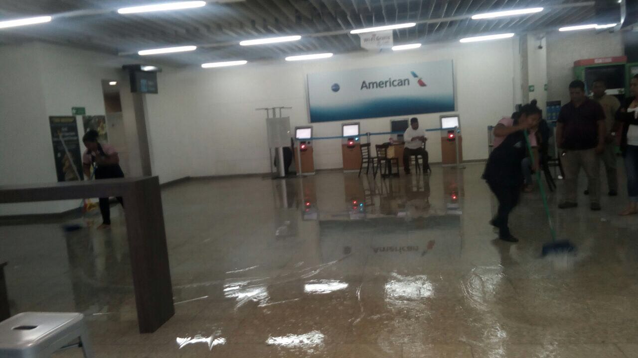 El aeropuerto de Roatán se encuentra inundado