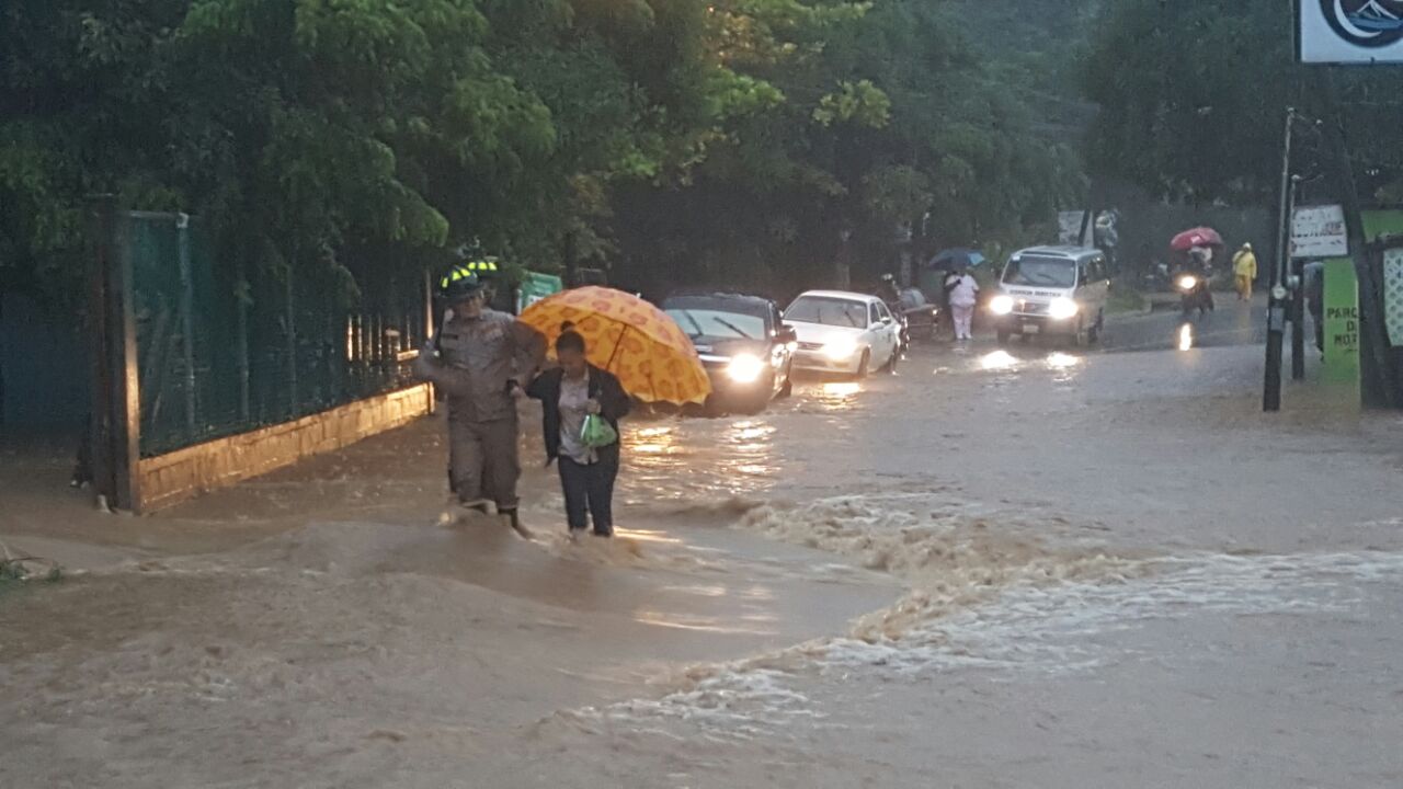 fuertes lluvias en Roatán