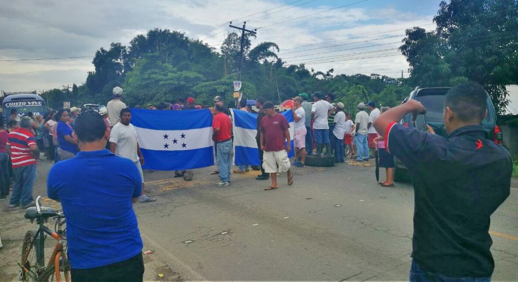 Protesta interrumpe paso entre Santa Rita y El Progreso