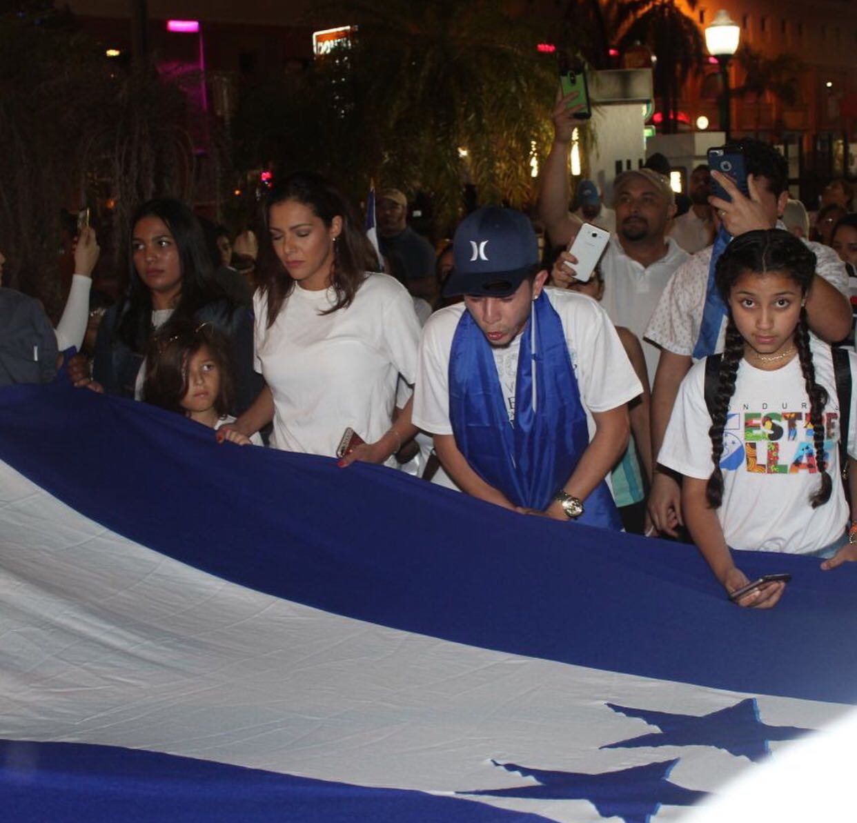 Famosas catrachas piden la paz para Honduras en Miami