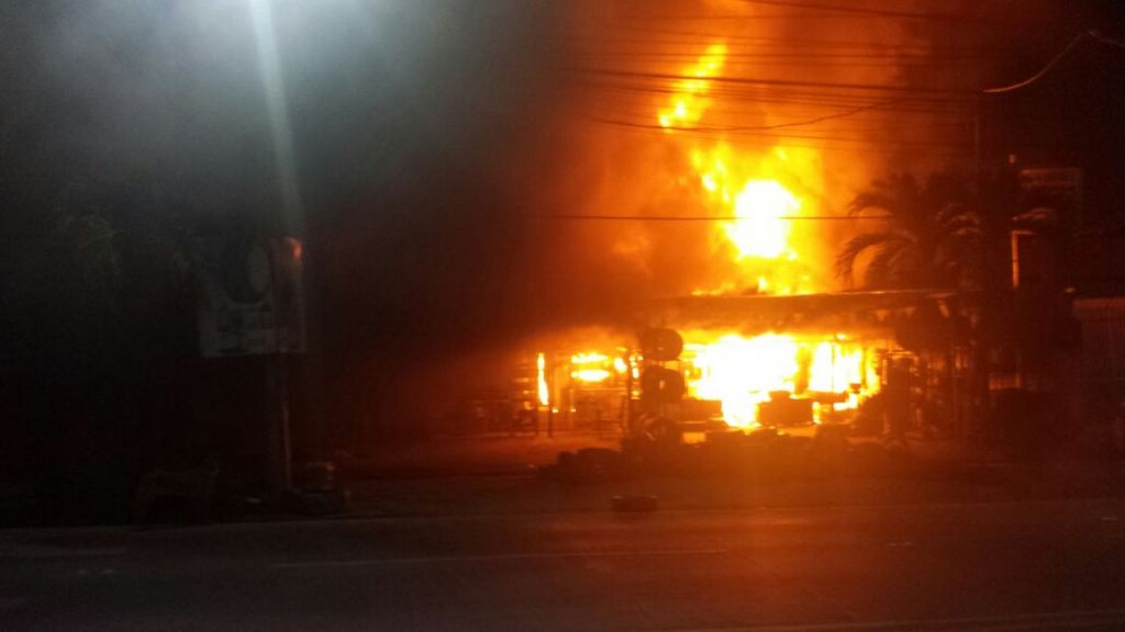 Incendio en autolote de San Pedro Sula 