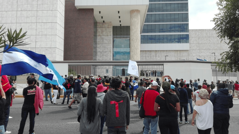 manifestantes pegan billetes manchados en paredes del Banco Central