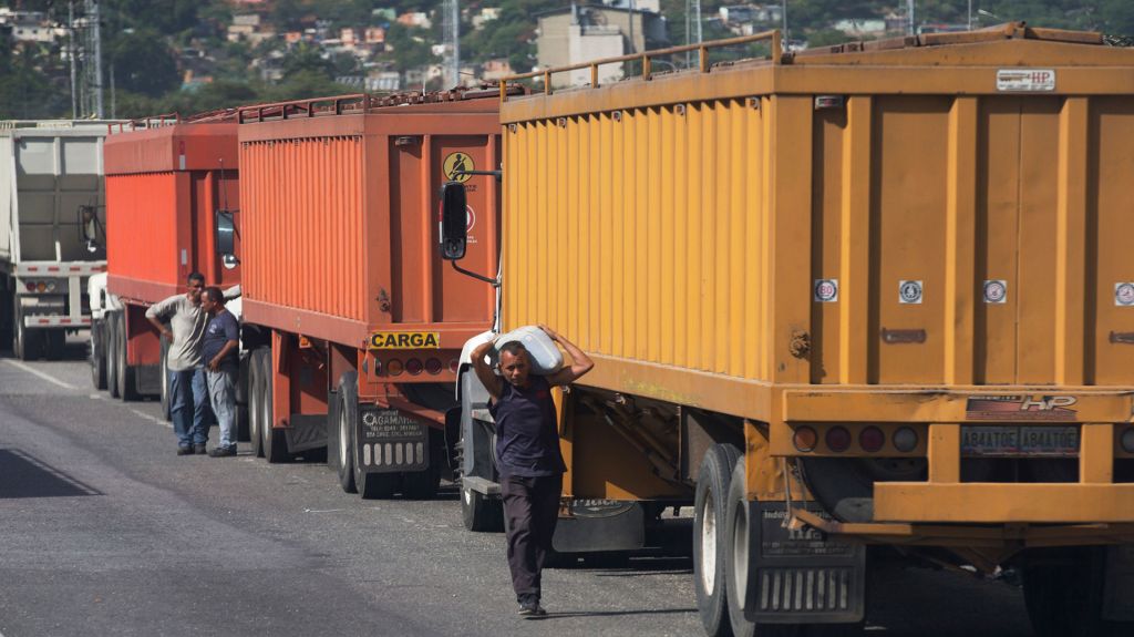 venezolanos saquean camiones 