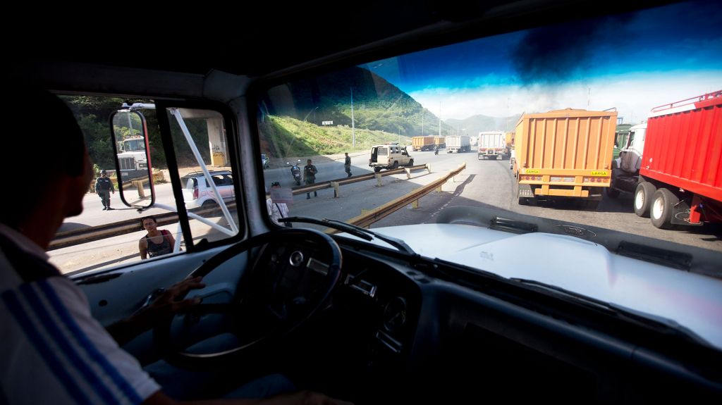 venezolanos saquean camiones 