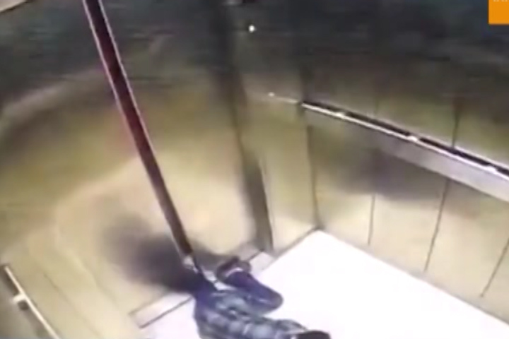 video elevador le arranca la pierna a una mujer