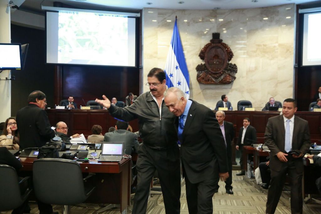 Mauricio Oliva y Manuel Zelaya se reúnen a solas en el Congreso