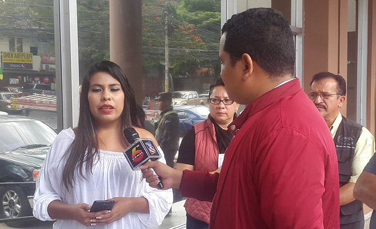 manifestantes agreden a periodista de Canal 6 Paola Cobos