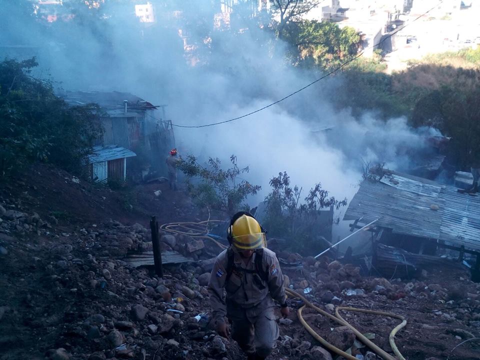 familias afectadas por incendio en La Isla