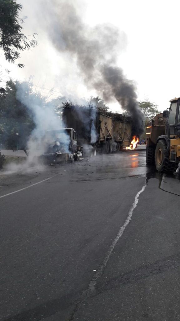 manifestantes incendian rastras en San Pedro Sula
