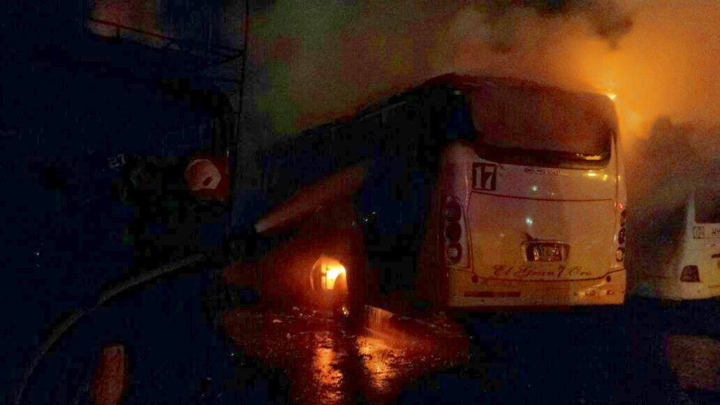 Cuatro buses en llamas en la Centro Metropolitana