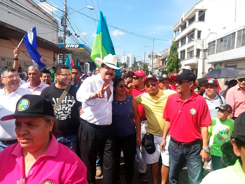 Manuel Zelaya sale a celebrar el día del trabajador