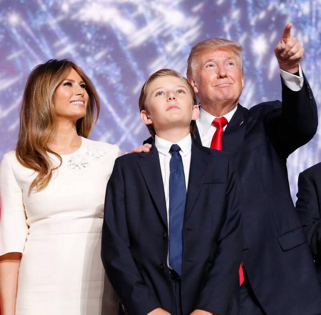 Melania Trump pide protección para su hijo Barron