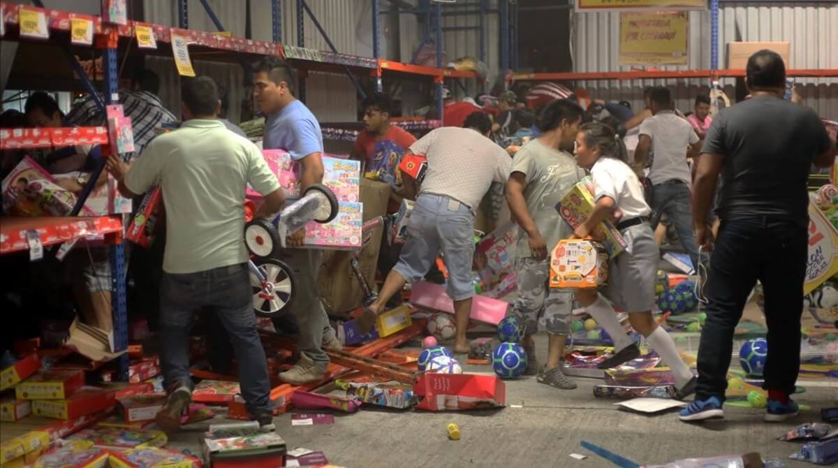 People pick up toys as they loot a store during a protest in the port of Veracruz Mexico on January 4 2017 related to a 20 percent gasoline price increase Looting broke out at dozens of stores in Mexico on the sidelines of protests against a steep gasoline price increase as authorities detained more than 200 people AFP PHOTO ILSE HUESCA