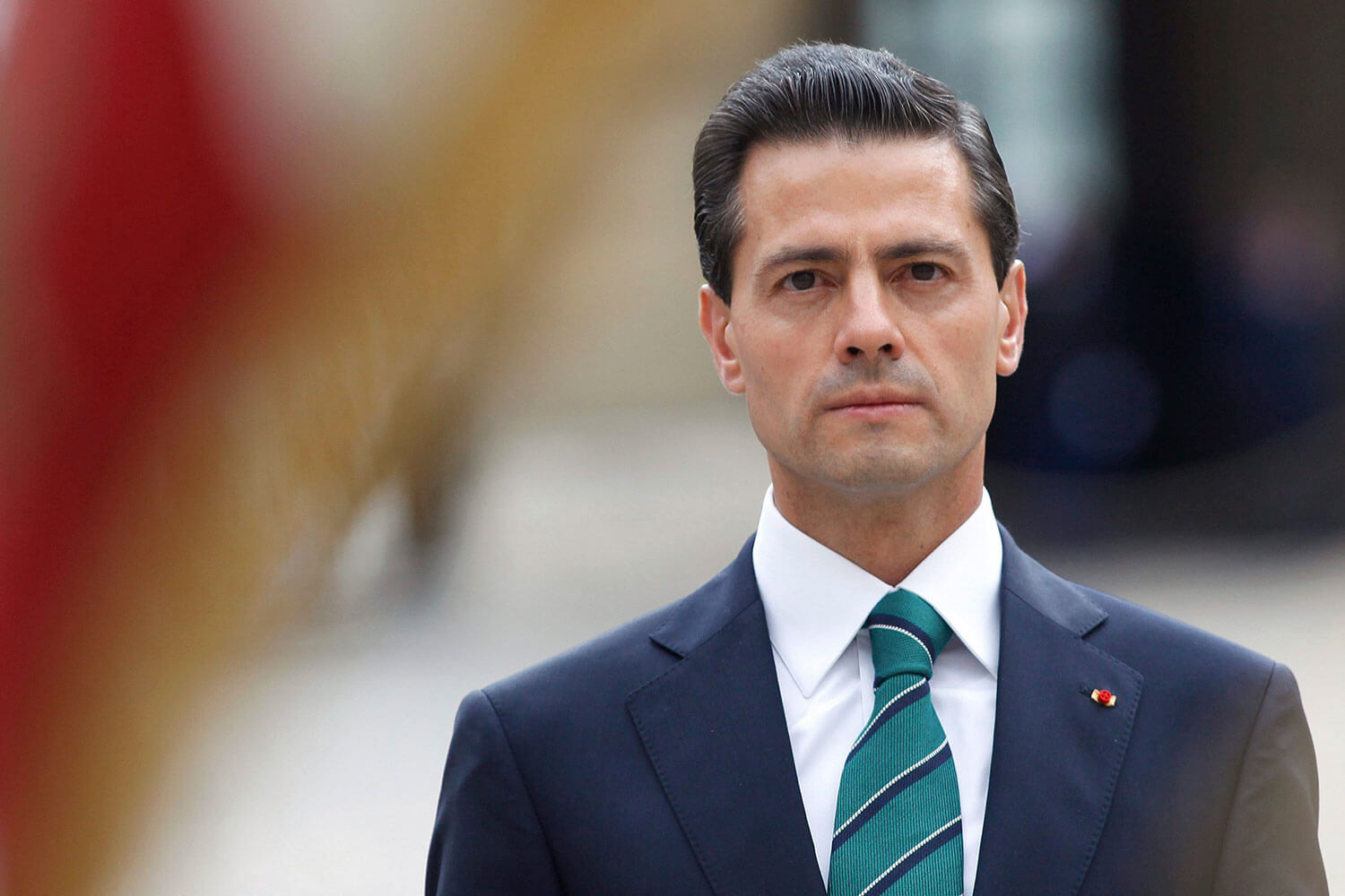 El presidente mexicano, Enrique Peña Nieto, dijo que "lamento y repruebo la decisión de EE.UU de continuar la construcción de un muro que lejos de unirnos, nos divide".