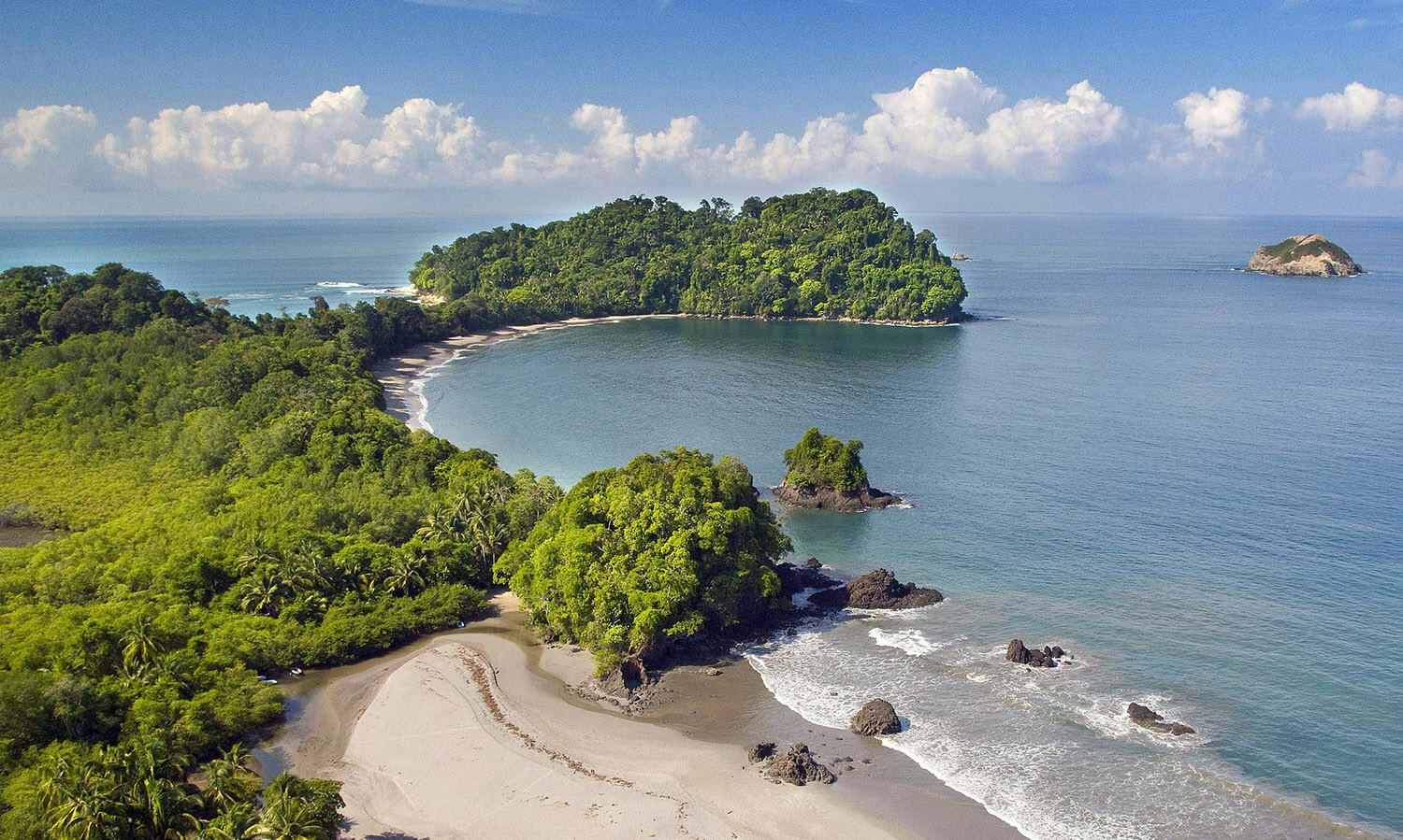 Esta playa se ubica dentro del Parque Nacional Manuel Antonio, a unos 100 kilómetros de San José, capital de Costa Rica, se ubica en el ranking 23 a nivel mundial.