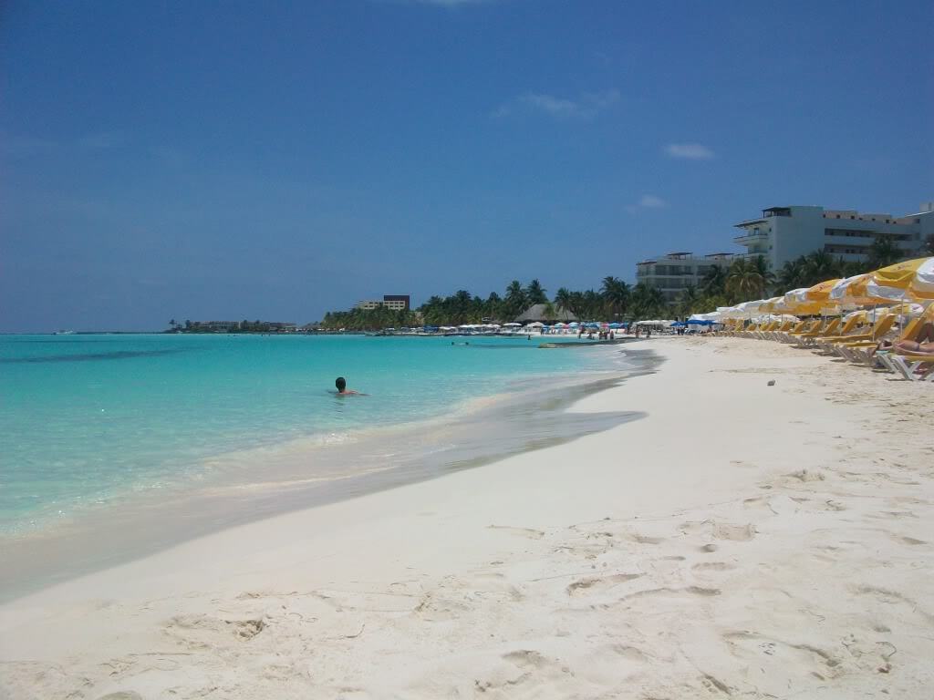Esta playa se encuentra a 13 kilómetros de la costa de Cancún, en el mar Caribe, se encuentra como la séptima a nivel mundial.