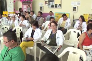 Gobierno amenaza despedir médicos en huelga