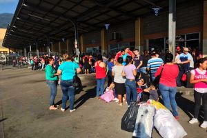 hondureños saturan la terminal de buses