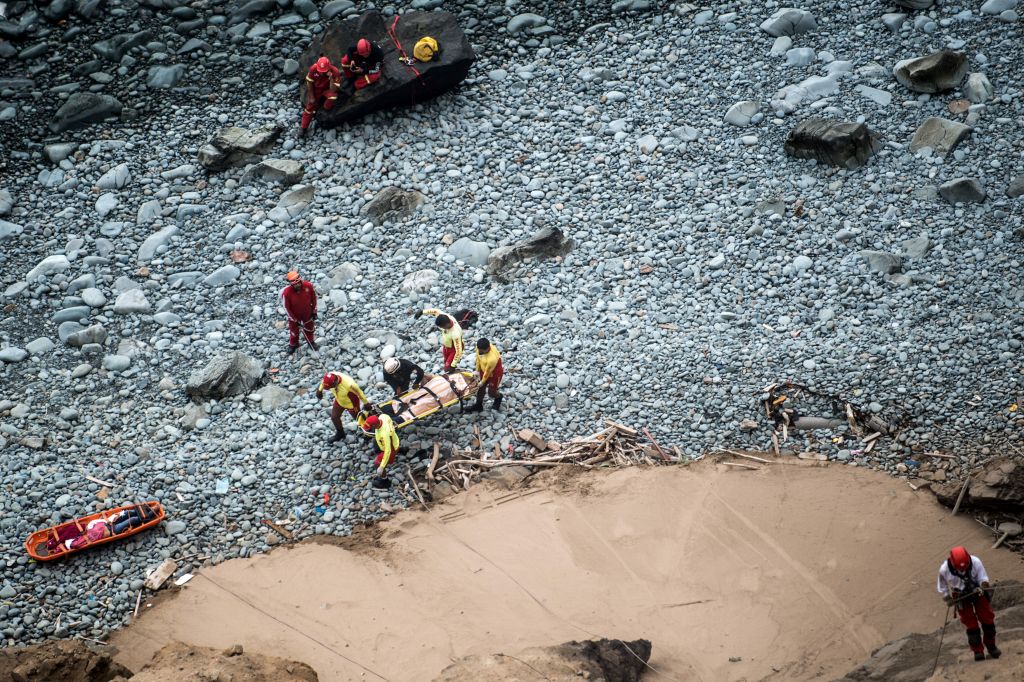 buscan los cuerpos del accidente en Perú
