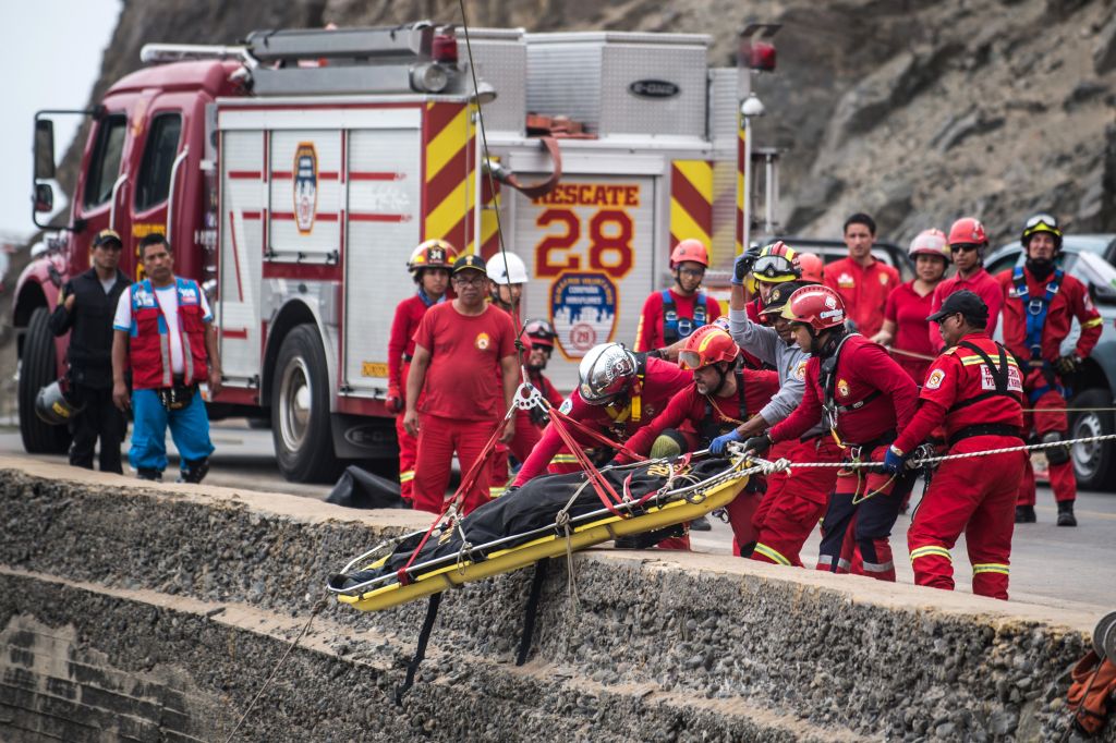 buscan los cuerpos del accidente en Perú