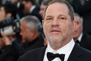 Atacan a Harvey Weinstein
