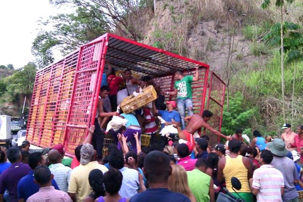 venezolanos saquean camiones