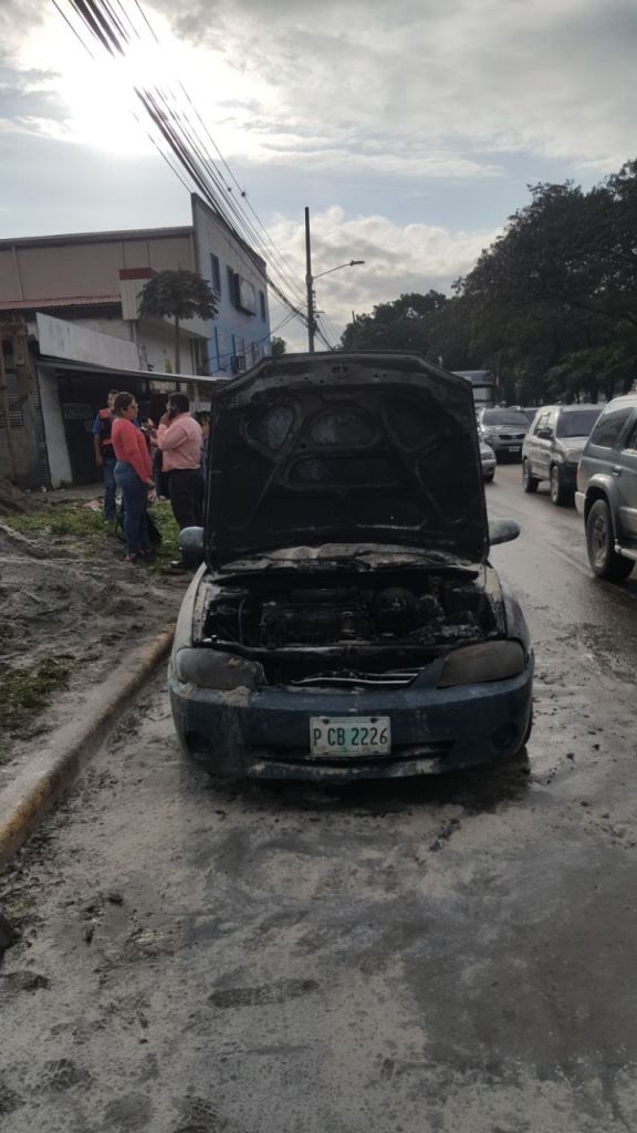 Vehículo se incendia en San Pedro Sula