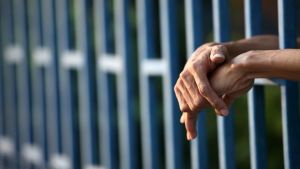 menor de edad detenido por violación a menor de 9 años
