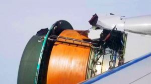 Turbina de un avión se desarma en pleno vuelo