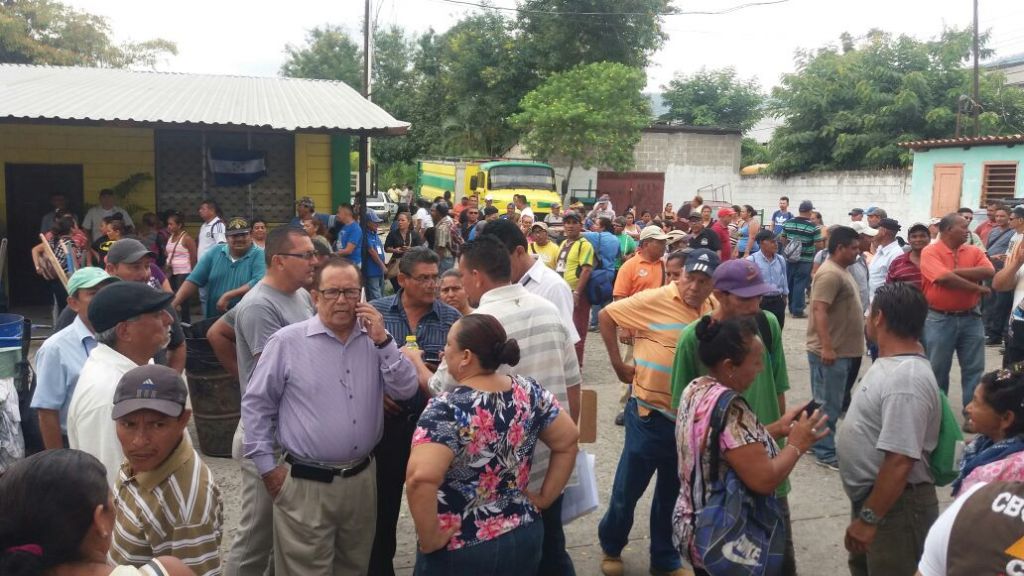 Empleados se toman municipalidad
