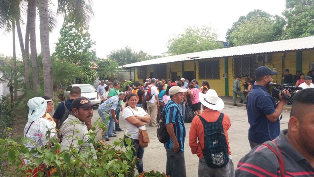 Empleados se toman municipalidad