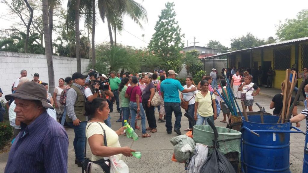 Empleados se toman municipalidad