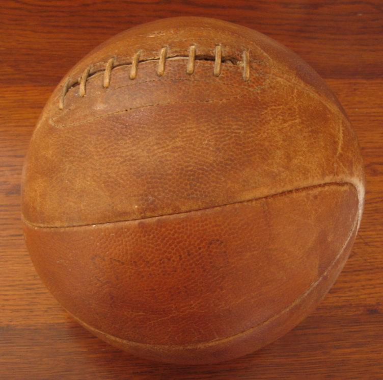 Первый мяч в футболе. Первый волейбольный мяч Спалдинг. Волейбольный мяч Spalding. Баскетбольный мяч Спалдинг кожаный. Волейбольный мяч Spalding 1900.
