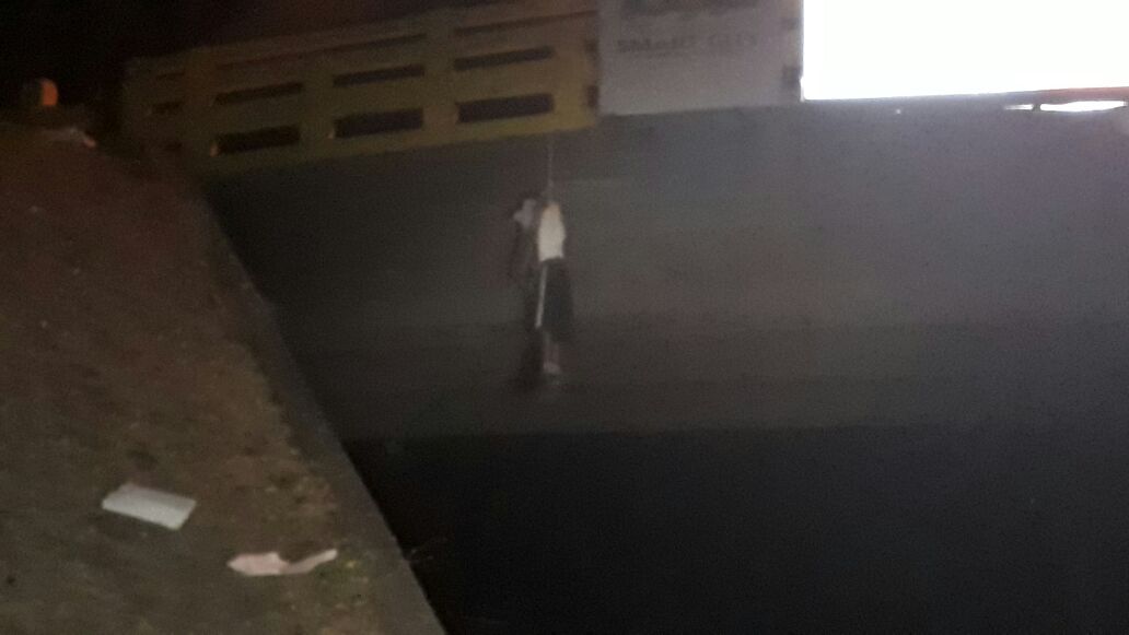 otro cuerpo colgado puente
