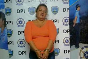 denuncia a su esposa por maltrato doméstico