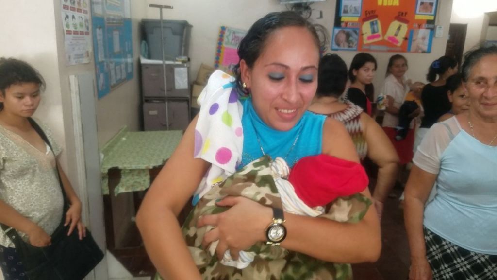 Mujer da a luz en una letrina Mujer da a luz en una letrina