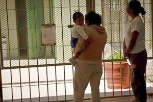 visitar a sus hijos en prisión