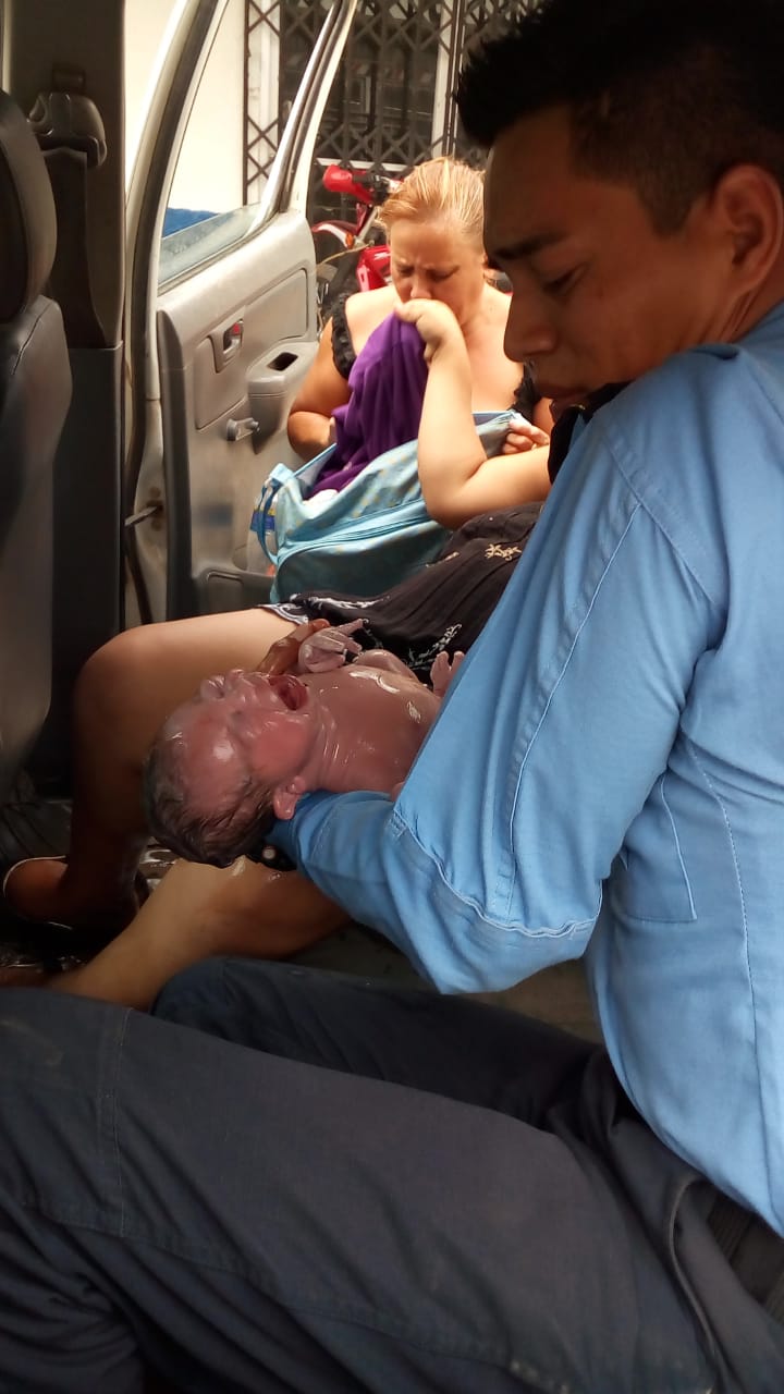 bebé nace en patrulla policial bebé nace en patrulla policial