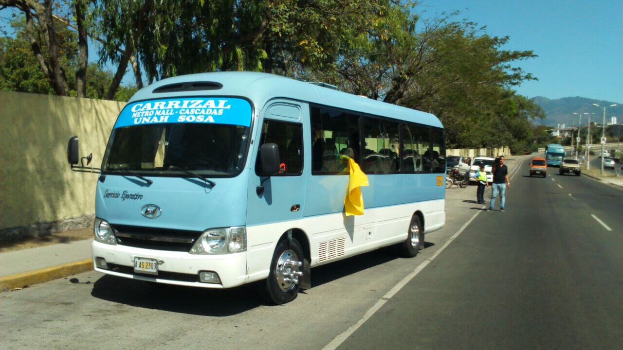 muere al tirarse de bus
