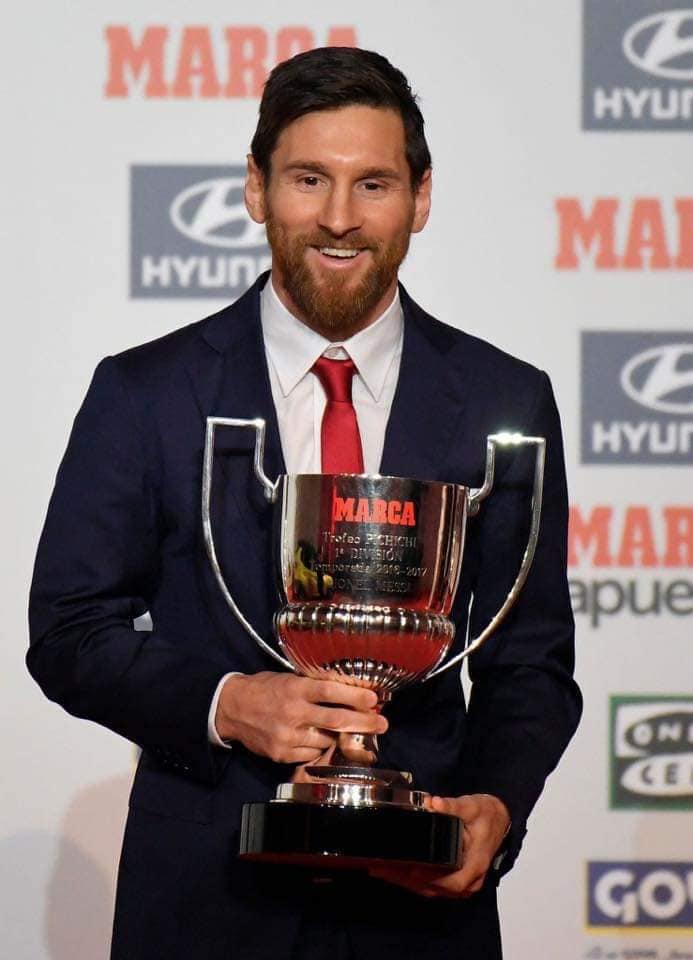Messi recibe doble premio